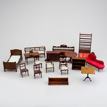 A lot of 18 pieces of doll house furniture by Nolbyn Värmländskt hantverk first half of the 20th century.