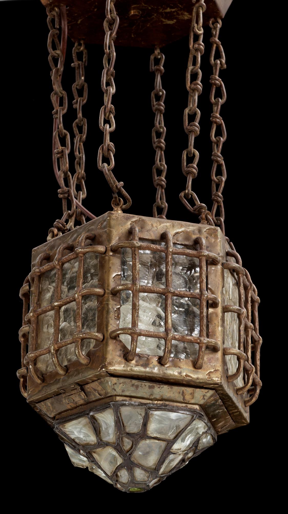 TAKLAMPA / LYKTA, metall och glas, tidigt 1900-tal. H ca 27 exkl hänganordning.