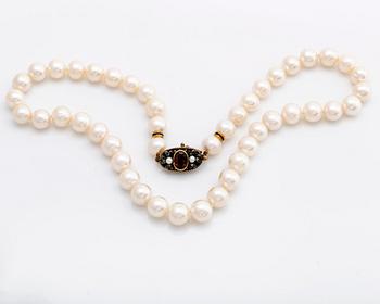 Pearl necklace cultured freshwater pearls, clasp 18>k gold, silver w red-brown stone amd rose-cuts.