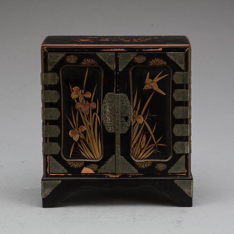 MINIATYRSKÅP, Kina 1900-tal.