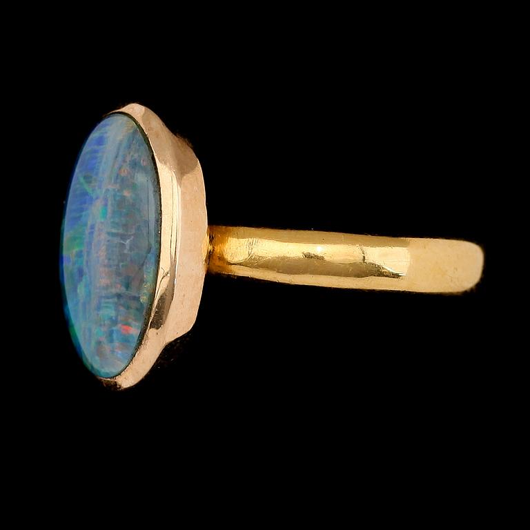 RING, 23K guld och opal, svenska stämplar, 1941. Total vikt ca 8 g.