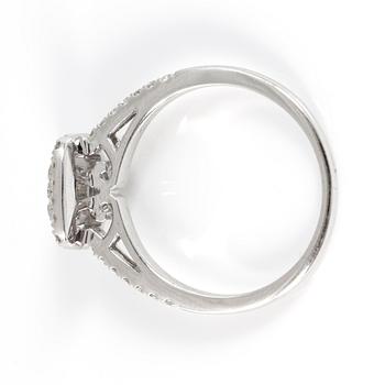 RING, 14K vitguld med central prinsesslipad diamant omgiven av briljantslipade diamanter tot ca 0,71 ct. Vikt 3,22 g.
