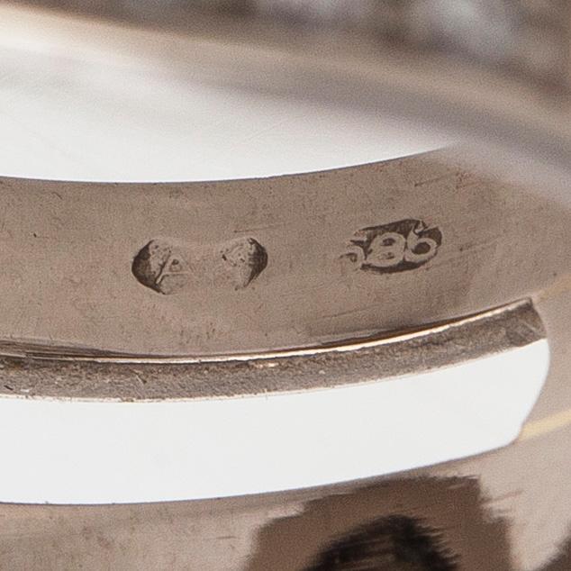 Ring, 14K vitguld med odlad pärla och briljantslipade diamanter.