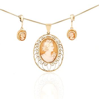 HÄNGE, KEDJA samt ÖRHÄNGEN, ett par, 18K guld med snäckskal camé, 1900-talets mitt. Total vikt ca 9,82 g.