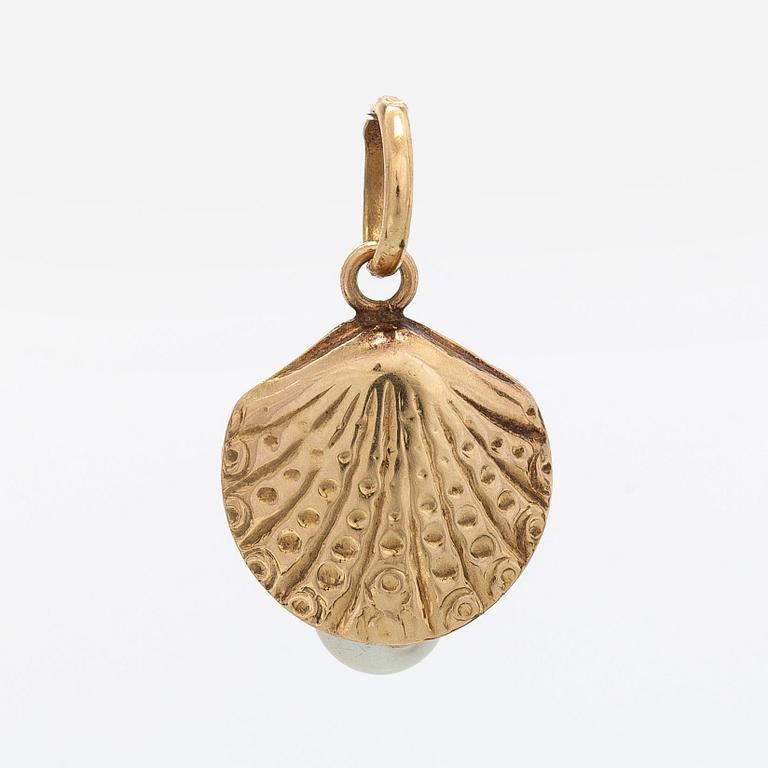 An 18K gold pendant with a cultured pearl.