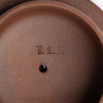 A group of three Chinese yixing teapots, 1970/80s.