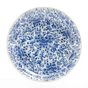 A group of three large Chinese blue and white porcelain dishes, Qing dynasty, Kangxi (1662-1722).