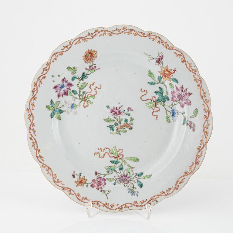 Tallrikar, åtta stycken, kompaniporslin. Qingdynastin, Qianlong (1736-95).
