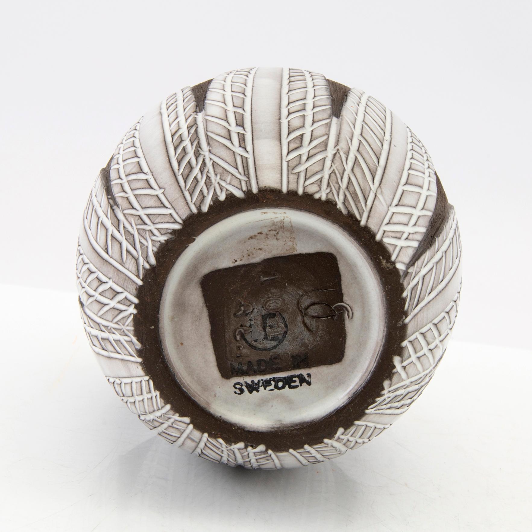 Anna-Lisa Thomson/Mari Simmulsson bowl and vase Uppsala Ekeby latter part of the 20th century.