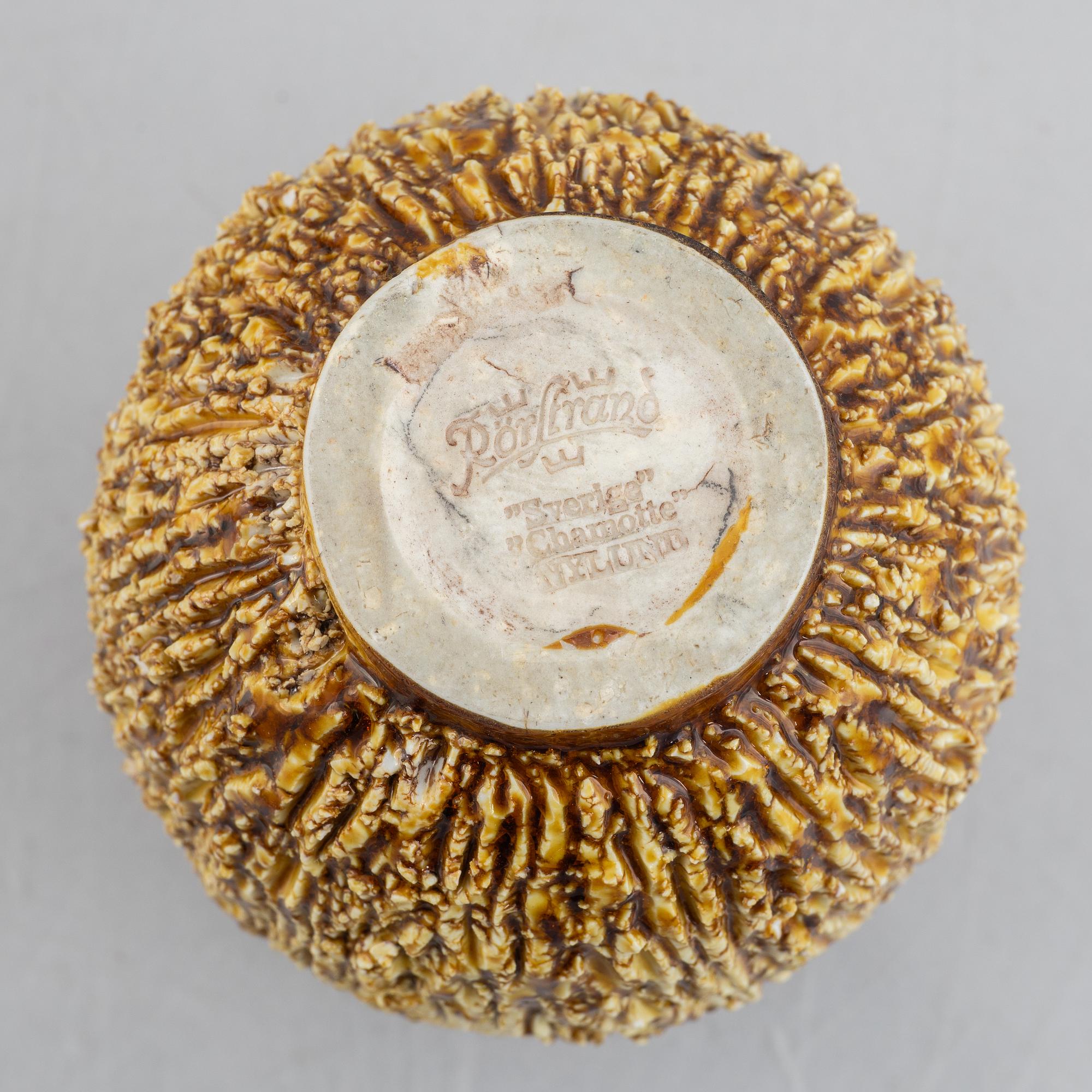 Gunnar Nylund, vaser, 2 st, "chamotte" tulpanvas, samt "Igelkottsvas", Rörstrand, 1900-talets mitt.