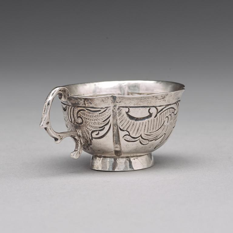 A Russian silver vodka cup, makers mark Fyedor Tichonov Kryskev, Moscow 1770´s.