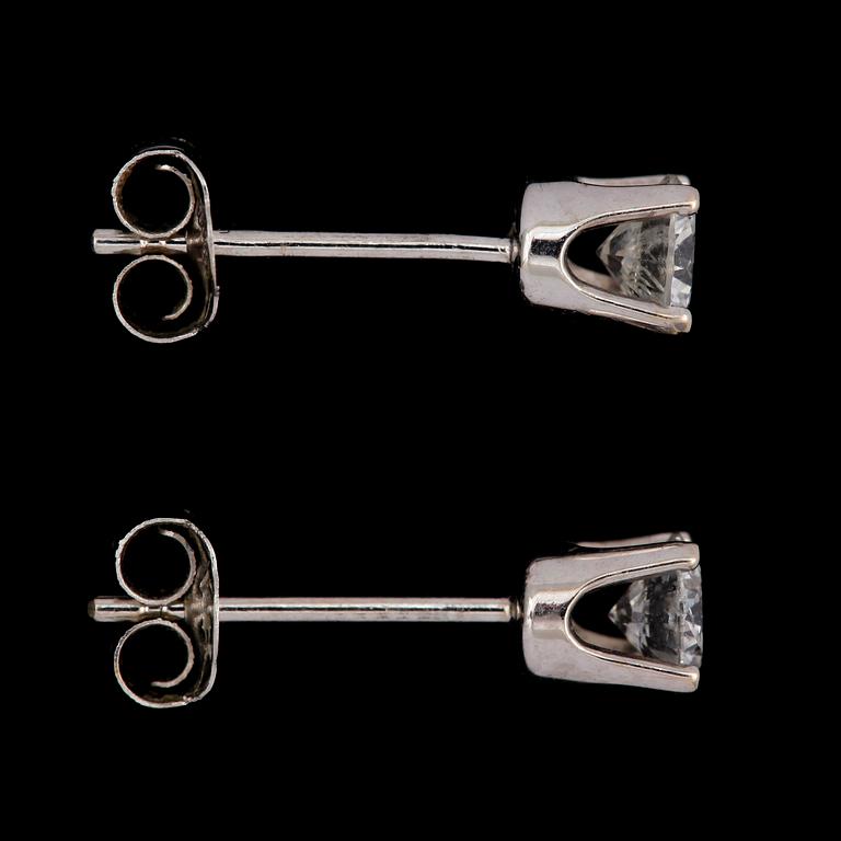 ÖRHÄNGEN, ett par, 14k vitguld med briljantslipade diamanter tot ca 0,40ct. Vikt 0,5g. Cert UG medföljer.