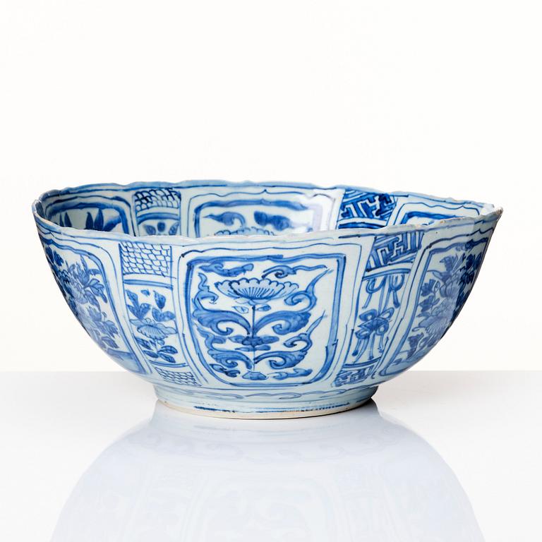 A large blue and white kraak bowl, Ming dynasty, Wanli (1572-1622).