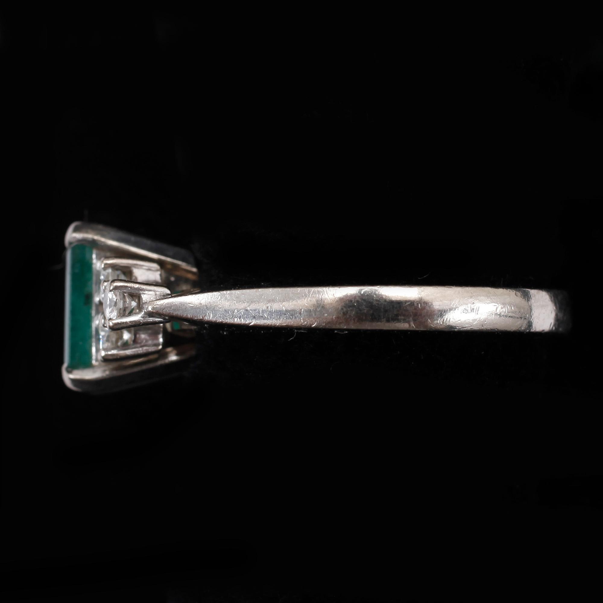 RING, 18k vitguld med smaragd och briljantslipade diamanter tot ca0,21ct. Vikt 5g.