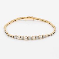 Bracelet 18K gold and platinum with cultured pearls and old-cut diamonds.