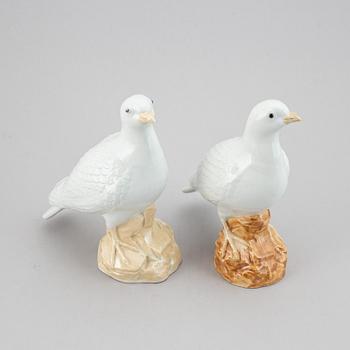 A pair of white glazed doves, Qing dynasty, 20th Century.