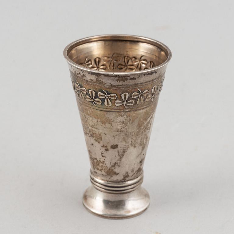 A swedish silver beaker with mark of GAB 1909 and a swedish royal letter from 1943.