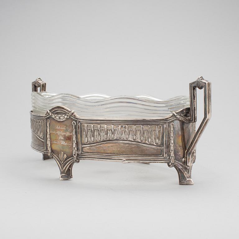 JARDINJÄR, silver, glas, jugend, CG Hallberg, otydlig årtalsstämpel. 1910-tal. Silvervikt ca 640 gram.