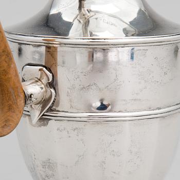 A sterling silver pitcher with wooden handle, London 1903.