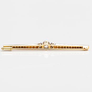 A gold brooch with old cut diamonds ca. 1.05 ct in total.