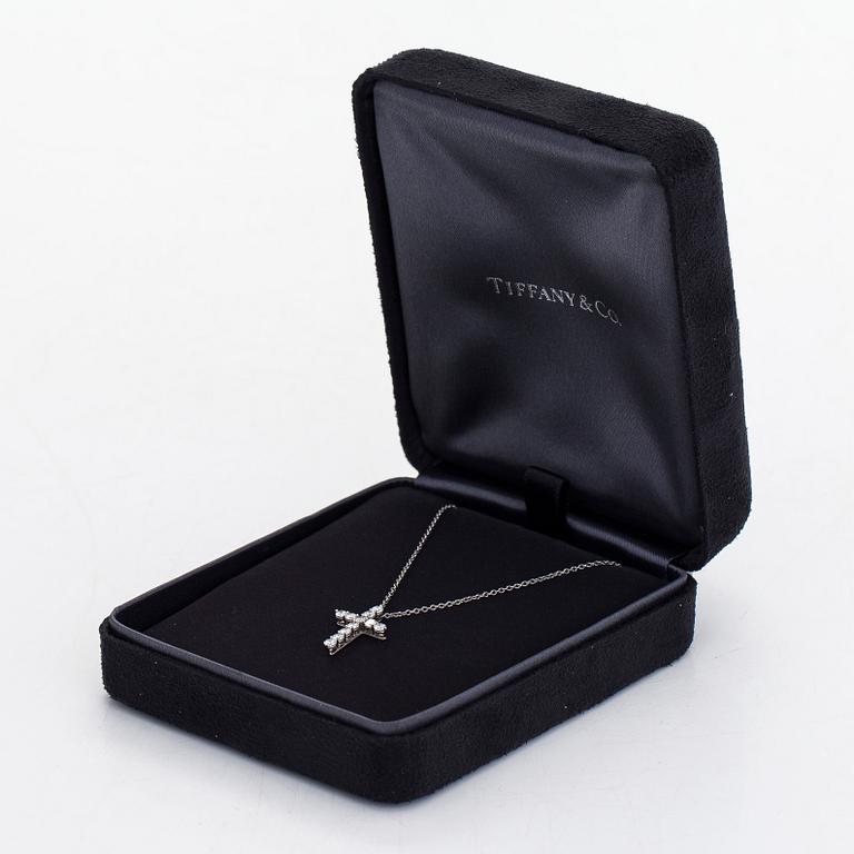 Tiffany & Co, kaulakoru, risti, platinaa ja timantteja, yht. noin 0.66 ct.