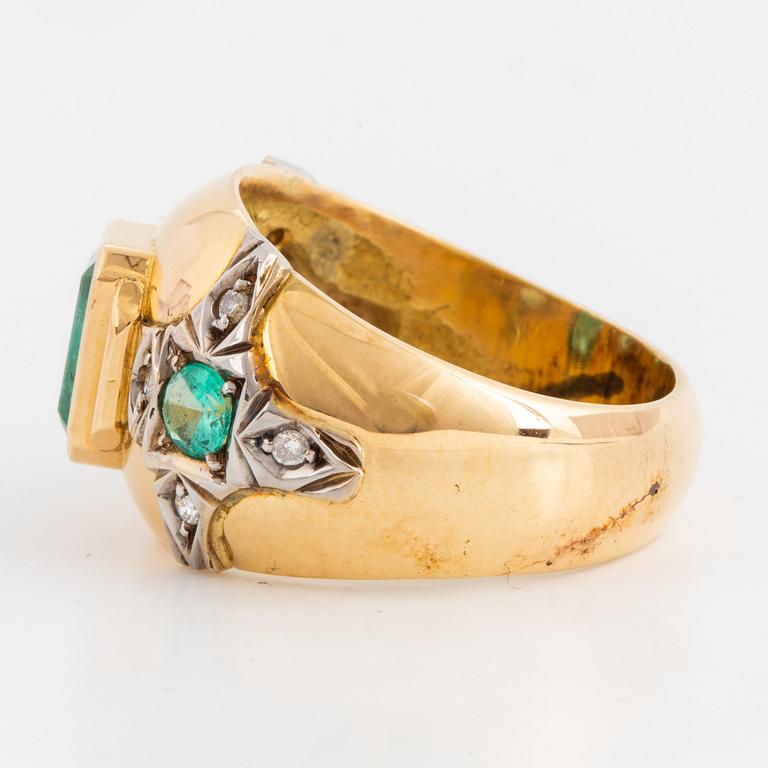 RING, med smaragder samt diamanter.