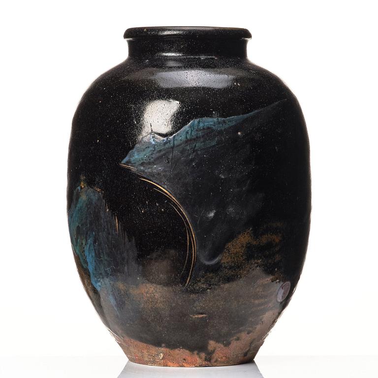 A Japanese jar, signed. Meiji period (1868-1912).