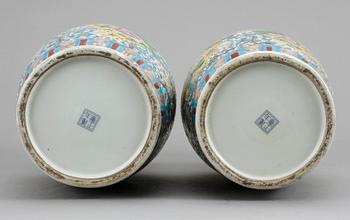 URNOR, ett par, porslin, Kina, 1900-tal.