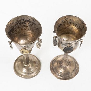 Skrammelbägare/supkalkar, 2 st snarlika, silver, Sverige, omkring år 1800.