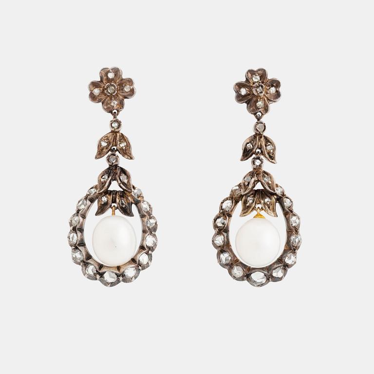 Ett par örhängen silver och guld med pärlor och rosenslipade diamanter.