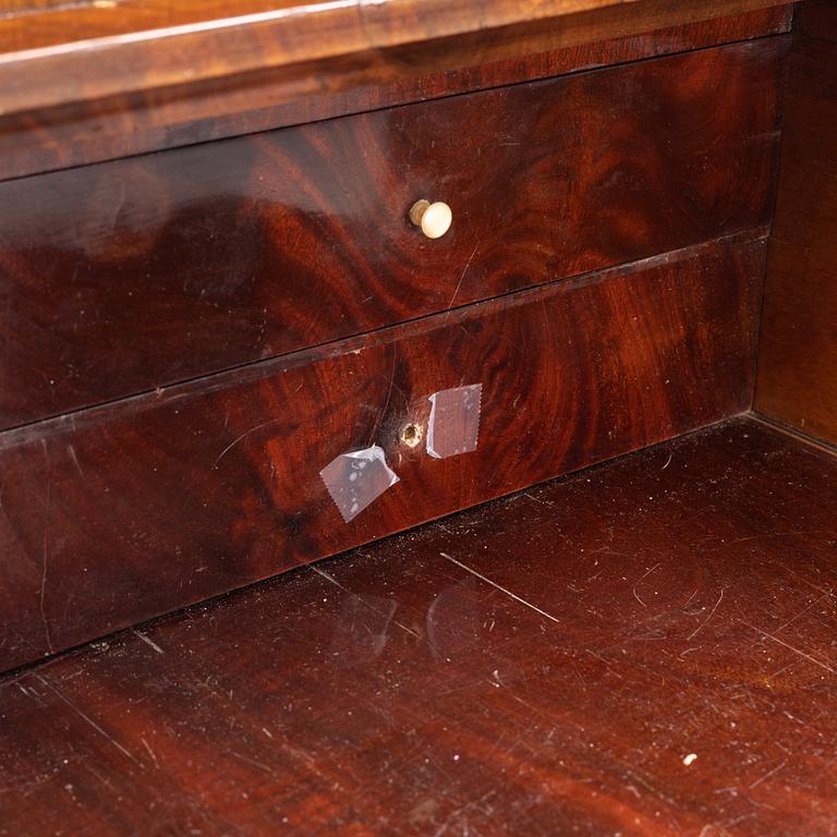 A mahogany veneered Empire chest of drawers, first half of the 20th Century.