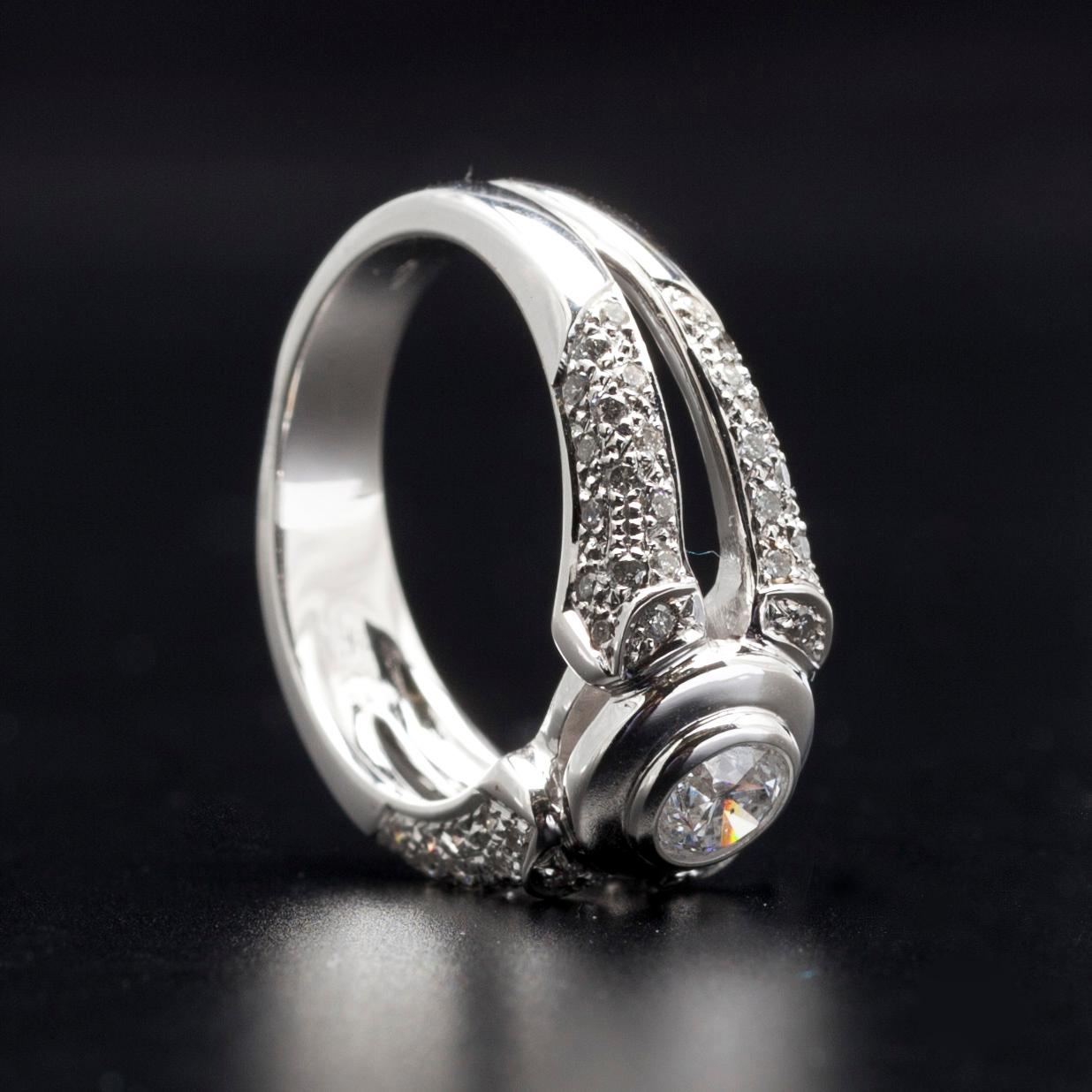 RING, vitguld 18K, briljantslipade diamanter, tot. 1,07 ct, mittsten 0,47 ct. Vikt 8,2 g. Intyg.