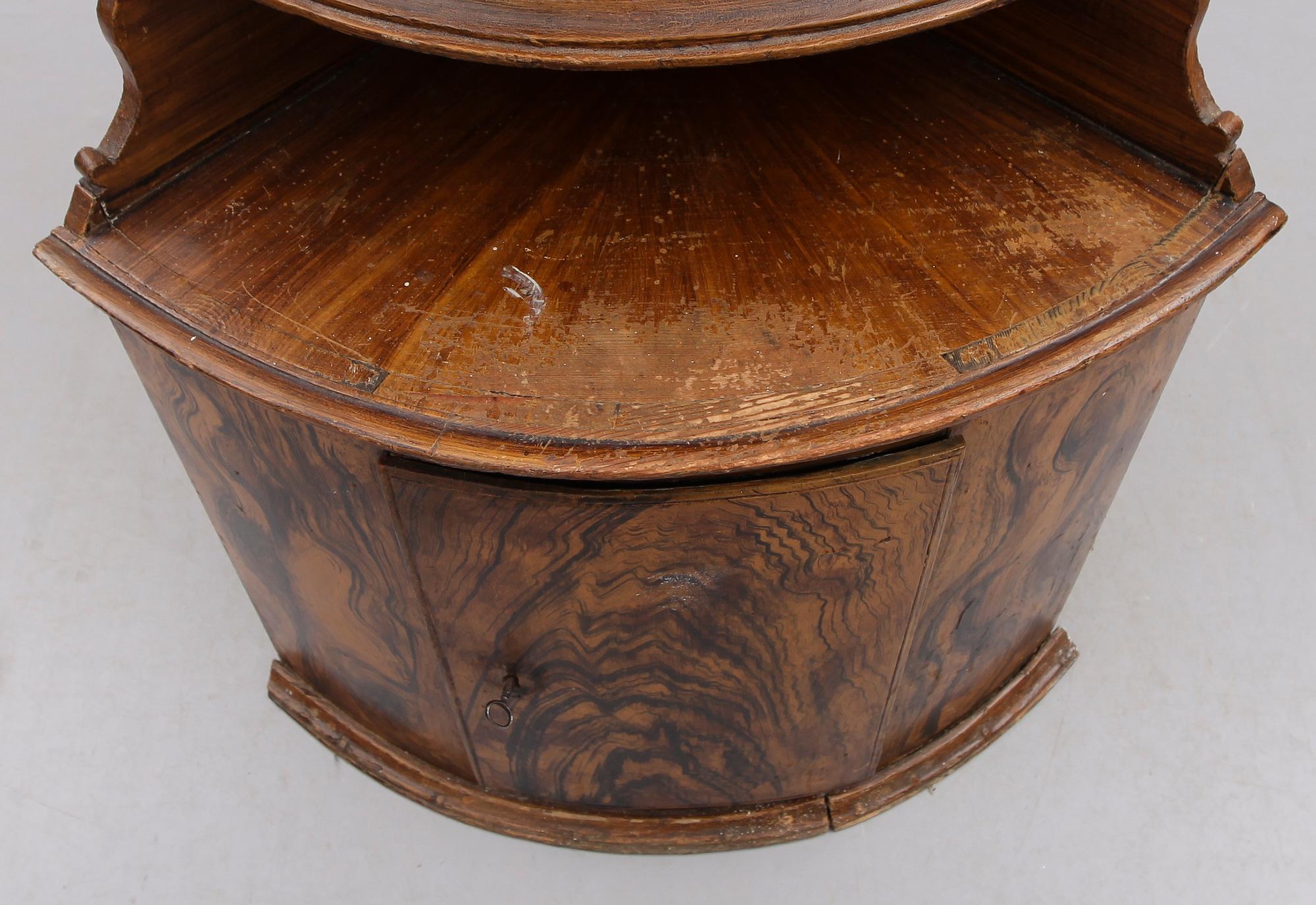 HÖRNSKÅP, allmoge, 1700-/1800-tal.