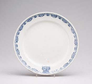 TALLRIK, fajans, vapenporslin, 1700/1800-tal.
