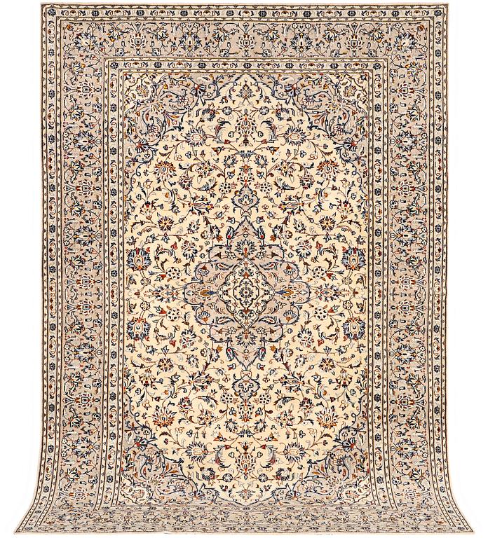 A Kashan carpet, c. 302 x 197 cm.