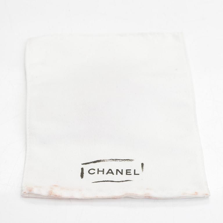 Chanel, korvakorupari, kullanväristä metallia, korukivi. Merkitty Chanel 2 5 Made in France.