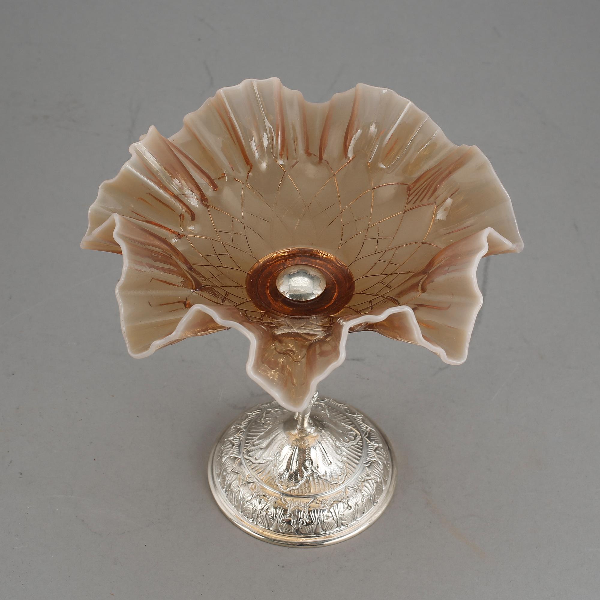 SKÅL PÅ FOT, silver och glas, Österrike 1886-1922. Vikt 365 gr.