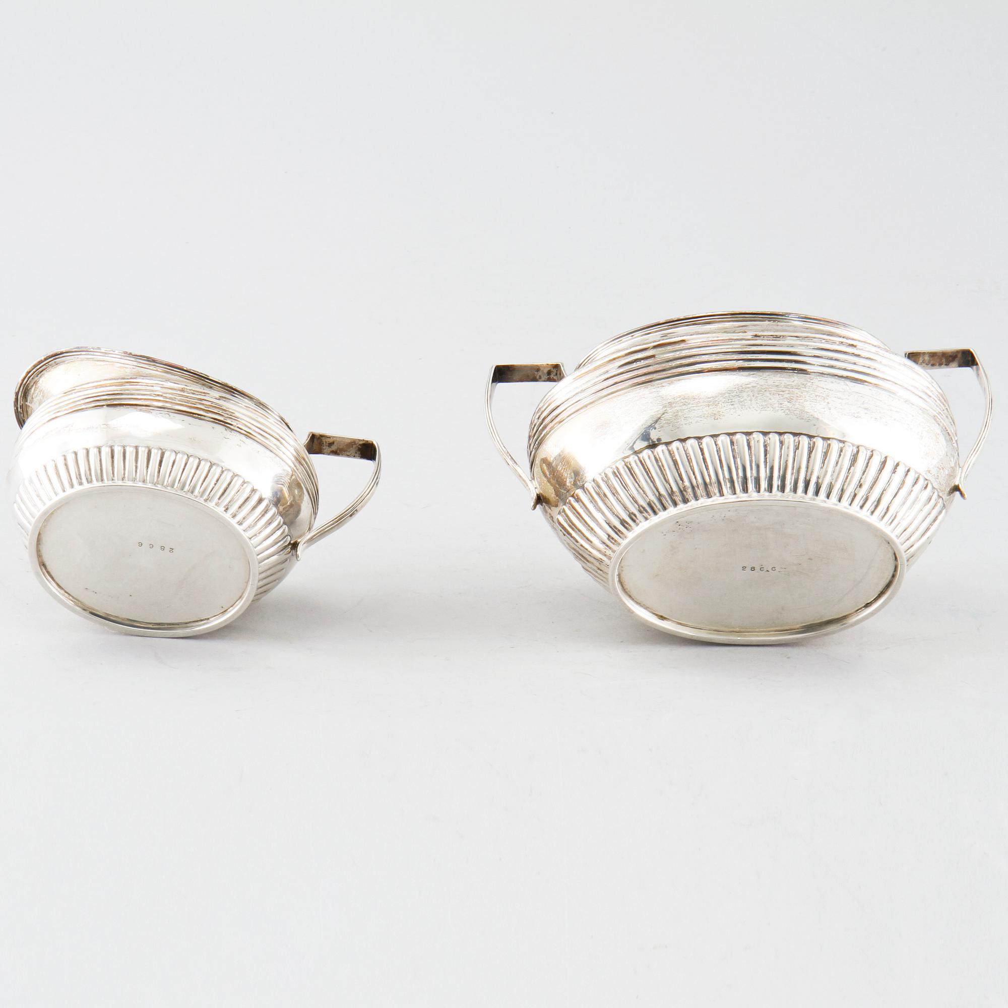 A sugar bowl and a creamer by Henry Stratford in Sheffield, 1895, weight 289 g.