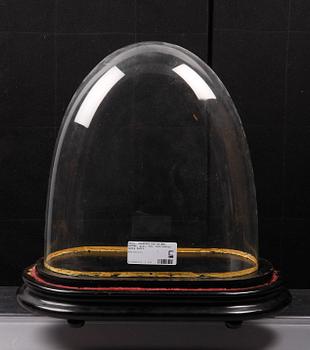 GLASKUPA FÖR UR MED SOCKEL, glas, trä, 1800-talets andra hälft.