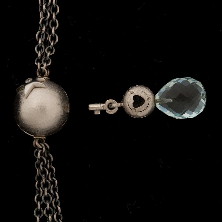 COLLIER, kullås 18k vitguld med 2 mindre diamanter, hänge med akvamarin. Ole Lynggaard, Köpenhamn. Vikt ca 18 g.