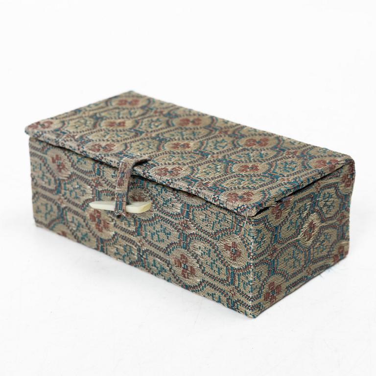 A group of three Chinese glass snuffbottles, 20th century.