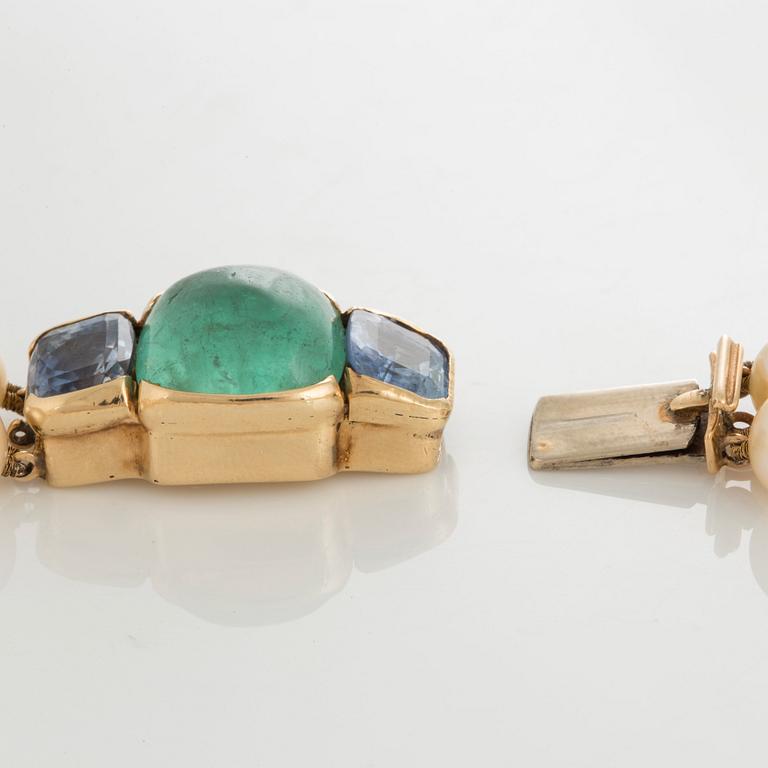 Tvåradig pärlcollier med lås signerat D Webb.