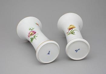 VASER, ett par, porslin, Meissen, 1900-talets andra hälft.