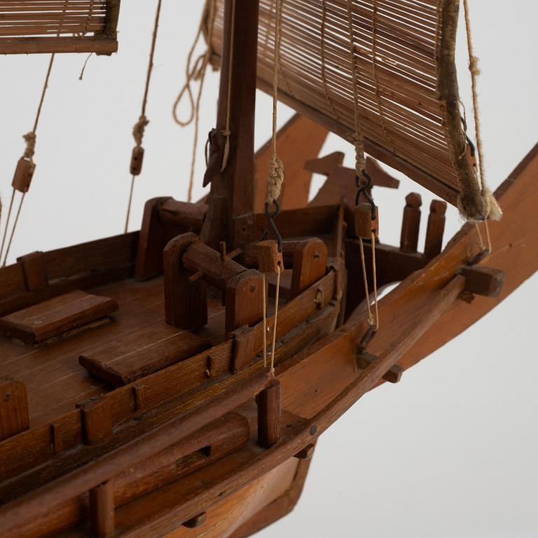 Boat model of a junk, first half of the 20th Century.