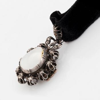 A silver pendant with a pearl and rose-cut diamonds.