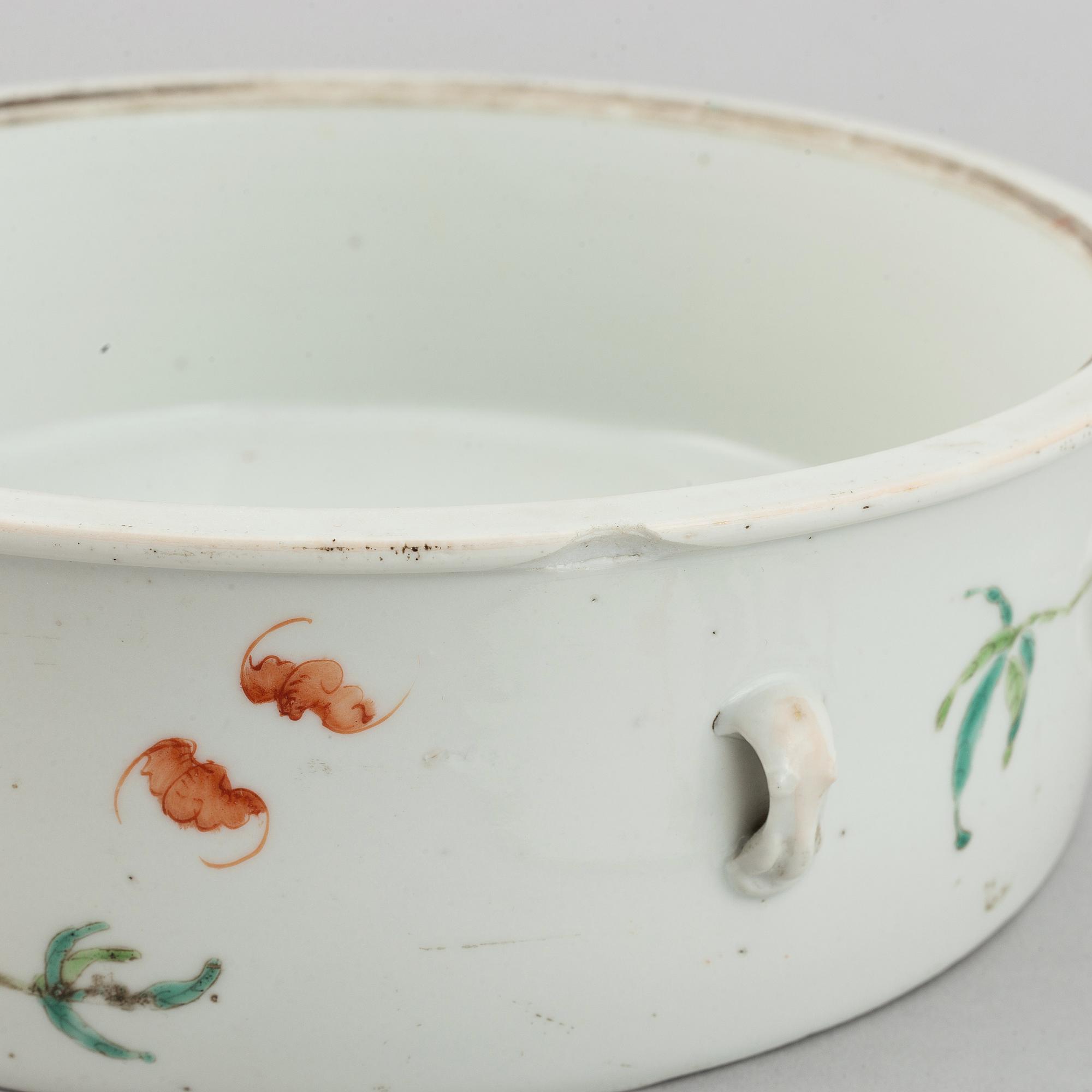 A Chinese porcelain  lidded dish, turn of the century 1900.