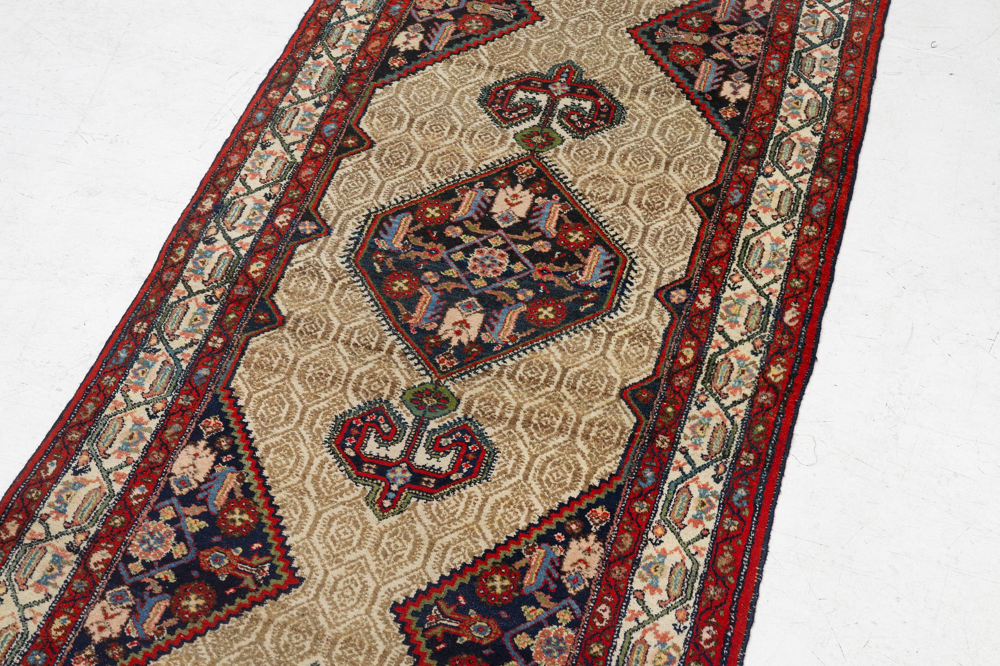 A runner carpetorient, 480 x 103 cm.