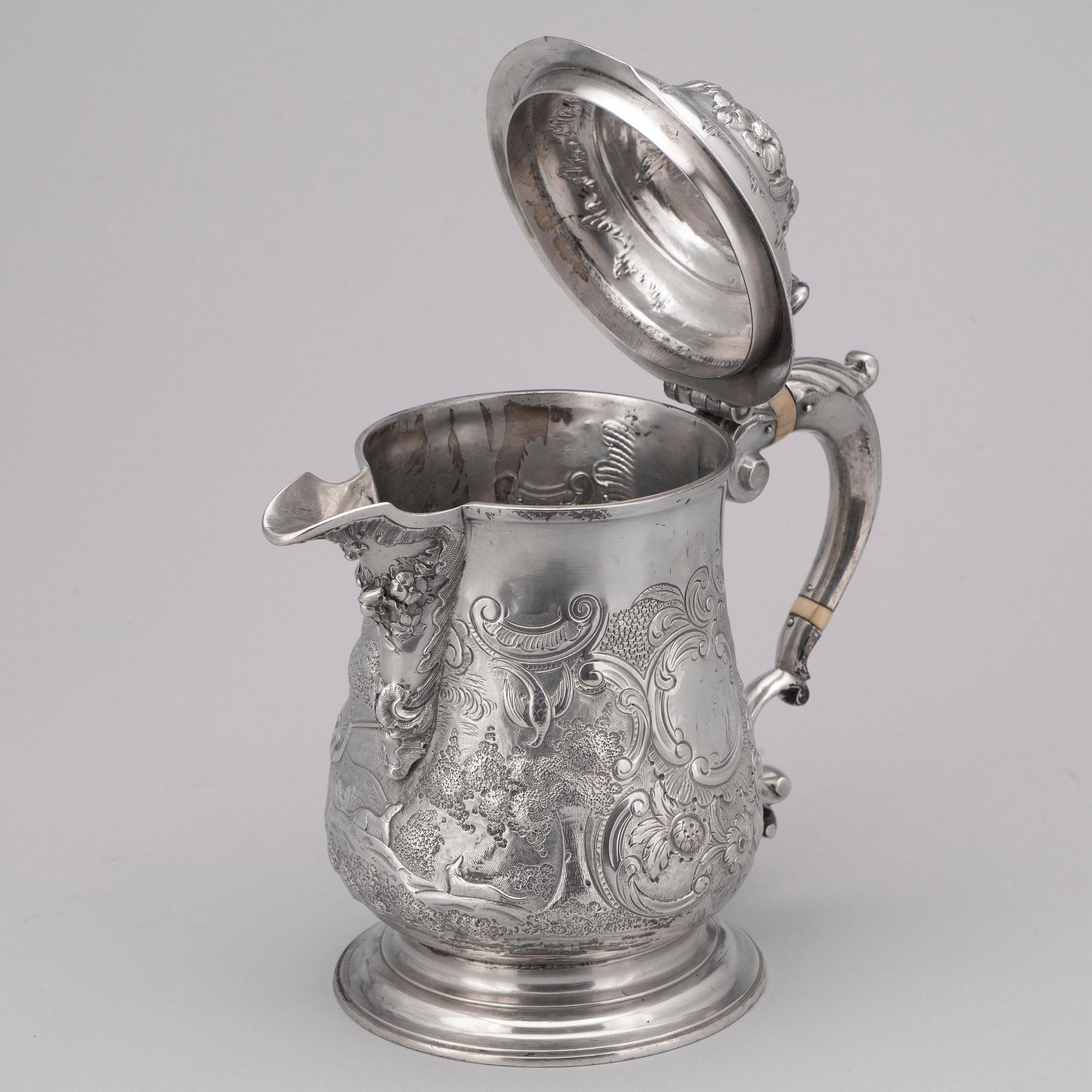 DRYCKESKANNA med snås, William Grundy London 1752/53. Totalvikt 1087 gr.