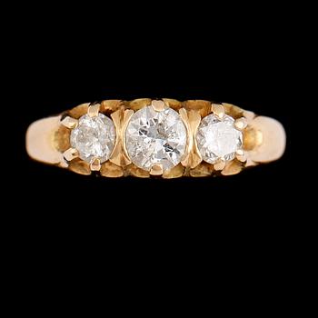 RING, 18 k guld, med 3 briljantslipade diamanter. Total vikt ca 4 gram.