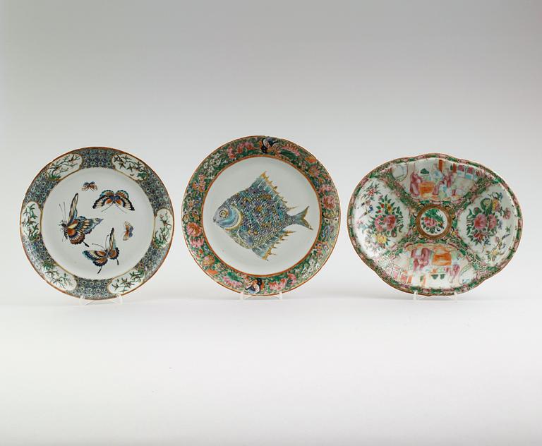 TALLRIKAR, 2 st samt SKÅLFAT, porslin, Kina, 1800-tal.